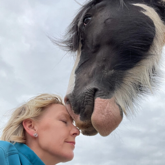 When frustration becomes a roadblock 🙄
Life with horses brings highs and lows. There are ’fabulous experiences, deep connection and ongoing development in the journey. But sometimes, things  don’t go as planned. Some days, we simply lack energy, and it’s hard to stay focused or set the right intention. Other times, unexpected situations arise and trigger frustration.
Frustration is powerful. It clouds our thoughts, disconnects us from our bodies, and affects our relationships – including the one with our horse. We lose focus, overthink, get impulsive, and start doubting ourselves. Our muscles tense, breath shortens, and we feel drained.

When frustration takes over, we often react before we reflect. We might become irritable or shut down, and that tension is mirrored right back to us by our horses.
This is where shifting your state of mind becomes essential. It’s like a mental reset that helps us return to clarity. One of my go-to tools is simply sitting down somewhere quiet and breathing deeply for five minutes. Inhale through your nose while counting to four. Pause. Exhale through your nose while counting to eight. Repeat. Just that – again and again. After a few minutes, the nervous system starts to settle. If you need a deeper reset, you can try the focus exercise – a method I’ve shared a few times. Creating a shift in your state of mind is one of the most valuable things I’ve learned from my mentor Klaus Veile, and I’m so grateful to have these tools with me. They make a world of difference when frustration knocks – and it will, now and then. I highly recommend them.

Wishing you a peaceful Sunday and Easter.

With love,�
Camilla 💖

#sundaygratitude #breathwork #reset #horsemanship #frustration #focuspractice #smilehorsemanship